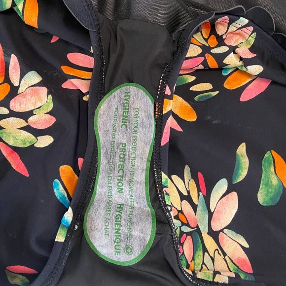 Scallop Detail - 1 Piece Swimsuit (NWT) & SPF 50 Sun Protection! - Picture 6 of 6